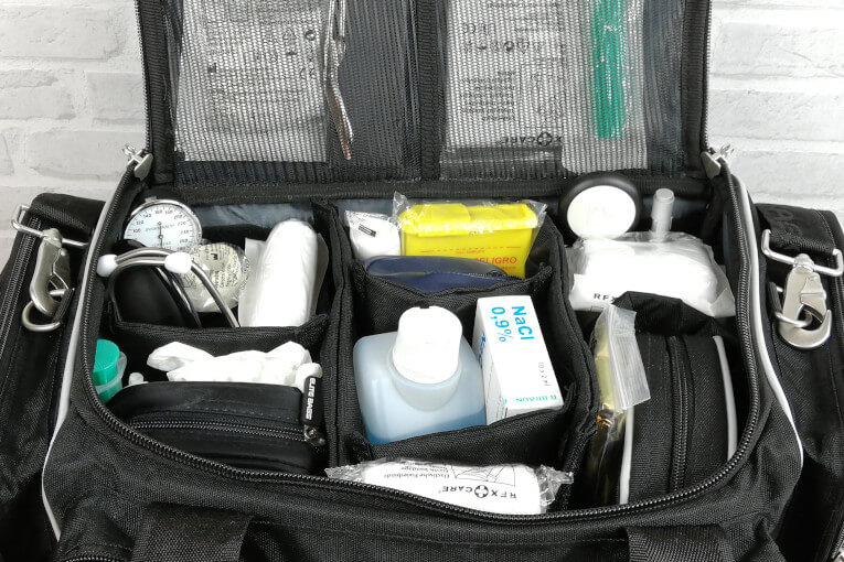 Arzttasche mit Inhalt gefüllt Hauptfach Trennstege Klett